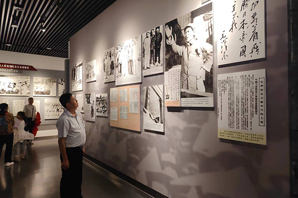 支部書(shū)記彭順和在駐足認(rèn)真學(xué)習(xí) /cxyq/20240924101012-FtgmvMO7WnVuV9KeKttCCwhiufb-.jpg