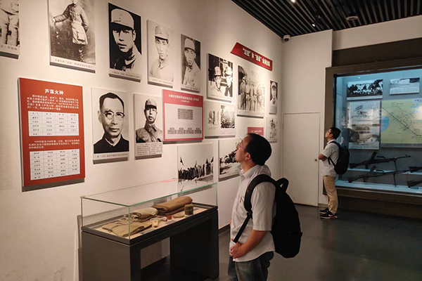 支部副書(shū)記袁海軍在駐足認(rèn)真學(xué)習(xí) /cxyq/20240924101022-FkU0Osk1xWOKBHnXoH9c20ryqQyM.jpg