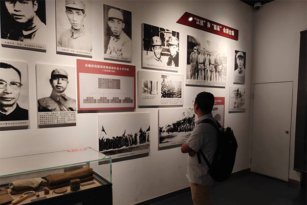 黨員同志們駐足認(rèn)真學(xué)習(xí) /cxyq/20240924101110-Ft3ne1-H21fFZwqyL-2Lg8Gc2pLA.jpg