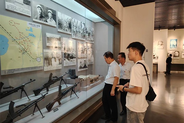 黨員同志們駐足認(rèn)真學(xué)習(xí) /cxyq/20240924101116-FgSSoSvlbEfY5ctiAGo6Txmw4nYz.jpg